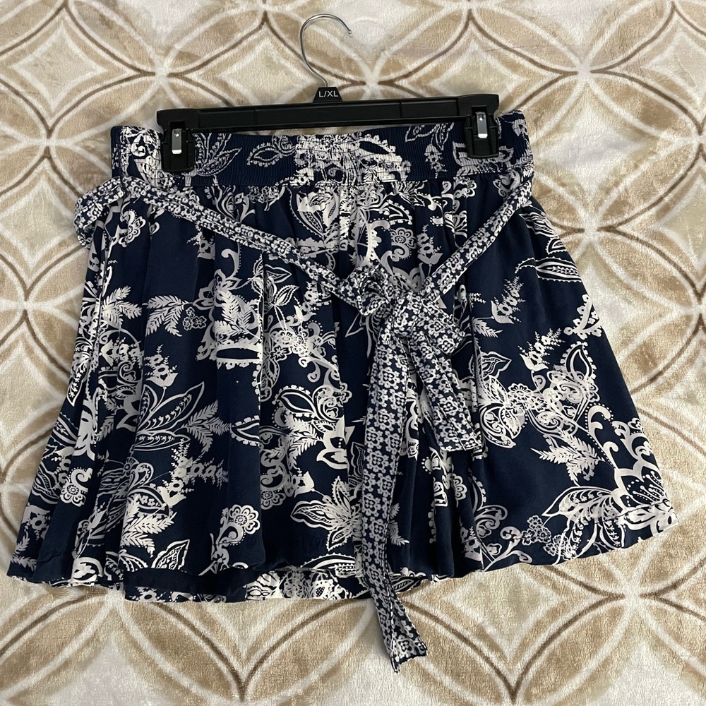 Navy skirt with white and gray design